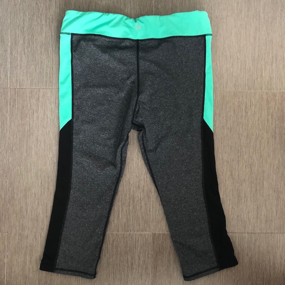 GapFit | Colour blocked capris 🧘‍♀️ - Picture 2 of 4